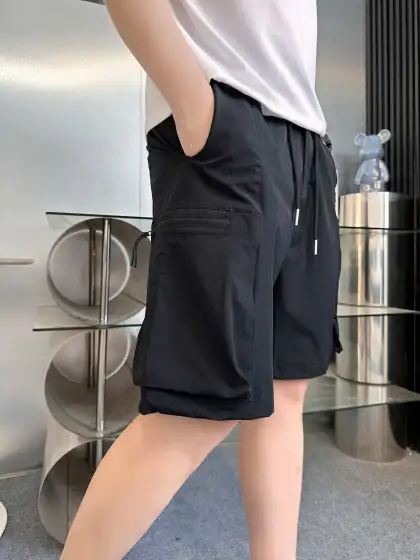 FILA FUSION 斐乐运动户外短裤男防泼水夏季新款工装休闲五分裤子 一款不挑人,任何年龄段能驾驭的运动工装短裤. 爆款来了,他真的来了,工装短裤来了,此款采用酷似棉21斜面料,防泼水,手感细腻顺滑,为户外露营环境,专门设计的工装裤,防泼溅易打理,腰部采用弹力橡筋,提高穿着贴合度,两侧拉链口袋设计,便于户外安全收纳手机等物品,颜色都超百搭.经典完全不挑人. 多个大口袋的工装元素,不仅实用性拉满,能装好多东西,而且时髦感爆棚,满满的街头潮流范儿.不管是搭简约白T还是个性衬衫,都能轻松营造出随性又高级的氛围感,日常出街、运动休闲都很合适. 颜色:黑色、绿色、咖色、米灰色